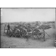 Un champ de défroqués allemandes des derniers combats autour de Navarin, au 1er plan faux canons allemands. [légende d’origine]