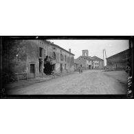 Bernécourt (Meurthe-et-Moselle) la grand’rue et l’église. [légende d’origine]