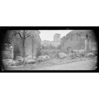 Bernécourt (Meurthe-et-Moselle), l’église et les ruines. [légende d’origine]