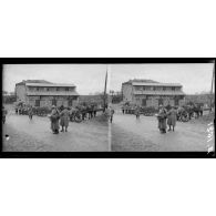 Bernécourt (Meurthe-et-Moselle), le lavoir municipal sur la grrand place où les soldats viennent se ravitailler en eau. [légende d’origine]