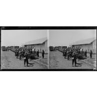 Un groupe de soldats à bord d'un train à la gare de Bouznika. [légende d'origine]