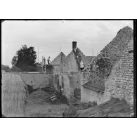 Morains-le-Petit. Un coin du village. Réparation des maisons incendiées par les Allemands en septembre 1914. [légende d’origine]