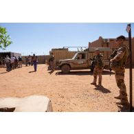 Des soldats sécurisent l'évacuation de ressortissants à Alguelal, au Niger.