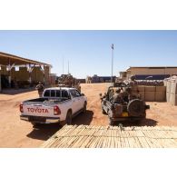 Des soldats sécurisent une évacuation de ressortissants à bord de leurs véhicules légers tout terrain (VLTT) Peugeot P4 à Alguelal, au Niger.