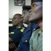 Le commissaire de police Moustapha Tahirou écoute une présentation des savoir-faire des démineurs français à Niamey, au Niger.