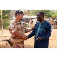 L'aumônier Soufiane discute avec le conseiller pédagogique du secteur de Garbado II à Niamey, au Niger.