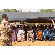 L'aumônier Soufiane prononce un discours devant le personnel de l'école Garbado à Niamey, au Niger.