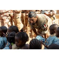 L'aumônier Soufiane discute avec des élèves de l'école Garbado à Niamey, au Niger.