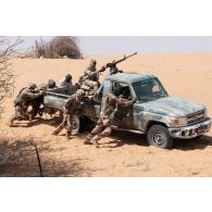 Des soldats français aident au dépannage d'un pick-up nigérien tombé en panne lors d'une patrouille à Arlit, au Niger.