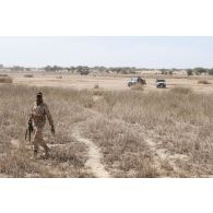 Un garde national nigérien sécurise le secteur sud d'Afonda, au Niger.