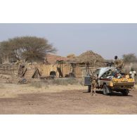 Des gardes nationaux nigériens sécurisent un village à bord de leur pick-up dans le secteur sud d'Afonda, au Niger.