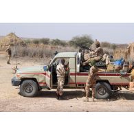 Des gardes nationaux nigériens sécurisent un village à bord de leur pick-up dans le secteur sud d'Afonda, au Niger.