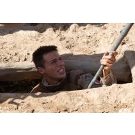 Le sergent Aurélien du 3e régiment du génie (RG) inspecte un puits au moyen d'un détecteur de mines dans le secteur sud d'Afonda, au Niger.