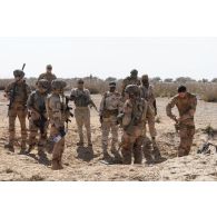 Des sapeurs du 3e régiment du génie (RG) inspectent un puits aux côtés des gardes nationaux nigériens dans le secteur sud d'Afonda, au Niger.