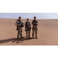 Portrait de l'officier image Thibaut aux côtés de la photographe Aimerine et de l'opérateur vidéo Mathilde de l'ECPAD à Alguelal, au Niger.