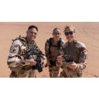 Portrait de l'officier image Thibaut aux côtés de la photographe Aimerine et de l'opérateur vidéo Mathilde de l'ECPAD à Alguelal, au Niger.