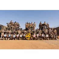 Portrait de groupe des commandos parachutistes de l'air n°20 (CPA 20) et des fusiliers de l'air du détachement de protection pour le noël des troupes à Niamey, au Niger.