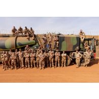 Portrait de groupe des soldats du Service de l'énergie opérationnelle (SEO) autour d'un camion ravitailleur pétrolier de l'avant à capacité étendue (CARAPACE) à Niamey, au Niger.