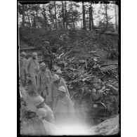 Secteur Bois Bricot. Quelques trophées rassemblés dans les tranchées allemandes. [légende d'origine]