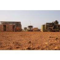 Arrivée d'un convoi de semi-remorques sur la plateforme logistique de PK 11, au Niger.