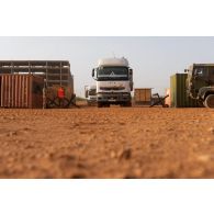 Arrivée d'un convoi de semi-remorques sur la plateforme logistique de PK 11, au Niger.