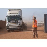 Le sergent-chef Déborah de peloton mixte du 121e régiment du train (RT) guide l'arrivée des semi-remorques sur la plateforme logistique de PK 11, au Niger.