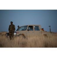 Le lieutenant-colonel Ousseini observe la zone de mise à terre (ZMT) depuis son pick-up dans la région de Tiloa, au Niger.