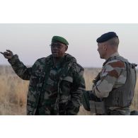 Le lieutenant-colonel Ousseni discute avec le lieutenant-colonel Jean-Marc du groupement tactique désert (GTD) Lamy sur la zone de mise à terre (ZMT) dans la région de Tiloa, au Niger.