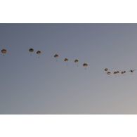 Des parachutistes français et nigériens sautent depuis un avion Super-Hercules C-130 dans la région de Tiloa, au Niger.