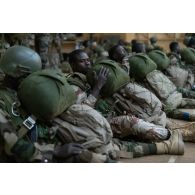 Des soldats nigériens se péparent pour un saut à Niamey, au Niger.