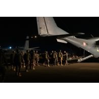 Des soldats du 1er régiment de chasseurs parachutistes (RCP) vérifient l'équipement des parachutistes nigérien avant d'embarquer à bord d'un avion Casa Cn-235 à Niamey, au Niger.