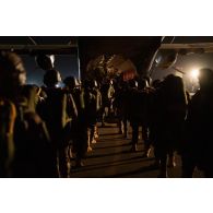 Des soldats du 1er régiment de chasseurs parachutistes (RCP) vérifient l'équipement des parachutistes nigérien avant d'embarquer à bord d'un avion Casa Cn-235 à Niamey, au Niger.