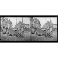 Noyon. Auto-mitrailleuses traversant la place de l'hôtel de ville. [légende d'origine]