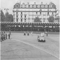 Défilé à pied. Passage du drapeau et sa garde d'une compagnie de l’école des fusiliers marins de Lorient, lors de la cérémonie militaire du 14 juillet 1974.