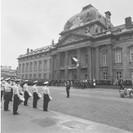 Défilé à pied devant l'Ecole militaire. Passage des drapeaux et leur garde des écoles du service de santé (ESSA), lors de la cérémonie du 14 juillet 1977.