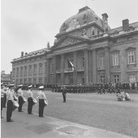 Défilé à pied devant l'Ecole militaire. Passage des élèves des écoles du service de santé (ESSA), lors de la cérémonie du 14 juillet 1977.