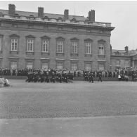 Défilé à pied devant l'Ecole militaire. Passage des élèves des écoles du service de santé (ESSA), lors de la cérémonie du 14 juillet 1977.