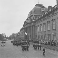 Défilé à pied devant l'Ecole militaire.  Passage des drapeaux et leur garde des écoles du service de santé (ESSA), lors de la cérémonie du 14 juillet 1977.