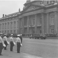 Défilé motorisé devant l'Ecole militaire. Passage de 35e régiment d’artillerie parachutiste (35e RAP), à bord de camionnettes Simca-Marmon tractant un mortier MO Brandt 120 mm lors de la cérémonie du 14 juillet 1977.