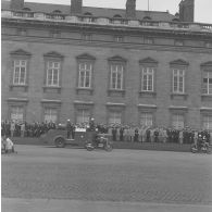 Défilé motorisé devant l'Ecole militaire. Passage d'un camion escorté de motards de la brigade des sapeurs-pompiers de Paris (BSPP), lors de la cérémonie du 14 juillet 1977.