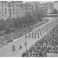 Vue aérienne du défilé monté. Passage de l'escadron de motocyclistes de la gendarmerie départementale, lors de la cérémonie du 14 juillet 1977.