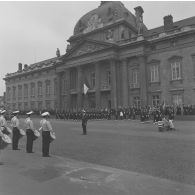 Défilé à pied devant l'Ecole militaire. Passage des drapeaux et leur garde de l'école navale et de l'école militaire de la Flotte (EMF), lors de la cérémonie du 14 juillet 1977.