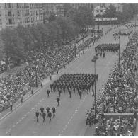 Vue aérienne du défilé à pied. Passage du drapeau et sa garde de l'école de l’Air de Salon-de-Provence, lors de la cérémonie du 14 juillet 1977.