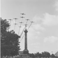 Passage de la Patrouille de France au-dessus de la colonne de Juillet, place de la Bastille, lors du défilé aérien de la cérémonie militaire du 14 juillet 1974.