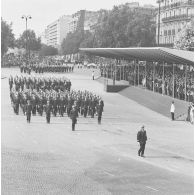 Défilé à pied de l'école militaire interarmées (EMIA) de Saint-Cyr-Coëtquidan, et passage devant la tribune présidentielle lors de la cérémonie militaire du 14 juillet 1974 sur la place de la Bastille.