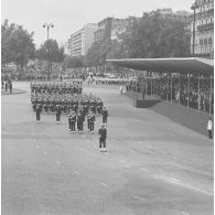 Défilé à pied du drapeau et sa garde du centre d’instruction naval (CIN) de Saint-Mandrier et des écoles préparatoires du Pont, et passage devant la tribune présidentielle lors de la cérémonie militaire du 14 juillet 1974 sur la place de la Bastille.