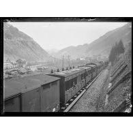 Modane (Savoie). Train de troupes italiennes venant sur le front français. [légende d'origine]