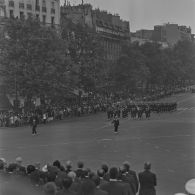 Défilé à pied. Passage des drapeaux et leur garde de l’école navale et de l’école militaire de la Flotte (EMF) devant les tribunes lors de la cérémonie du 14 juillet 1979 sur la place de la Bastille.