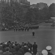 Défilé à pied. Passage des drapeaux et leur garde de l’école navale et de l’école militaire de la Flotte (EMF) devant les tribunes lors de la cérémonie du 14 juillet 1979 sur la place de la Bastille.