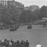 Défilé monté. Passage du général de brigade Louis Pitel, adjoint au gouverneur militaire de Paris (GMP) commandant la 1re région militaire (1re RM), suivi de l’escadron motocycliste de la gendarmerie départementale devant les tribunes lors de la cérémonie du 14 juillet 1979 sur la place de la Bastille.